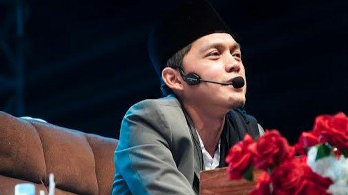 Gus Iqdam menyapa jamaahnya di Alun-Alun Lamongan, Sabtu (6/7/2024) malam.