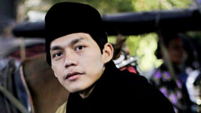 Gus Iqdam saat meakai peci hitam