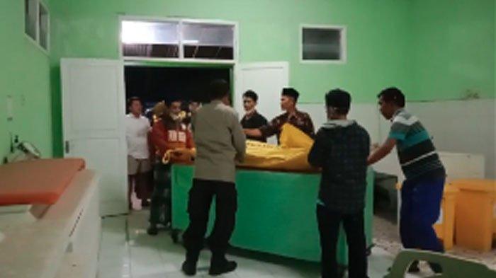 Jasad korban penikaman saat dievakuasi ke kamar jenazah RSUD Waluyo Jati, Kraksaan, Kabupaten Probolinggo, Senin (9/10/2023).