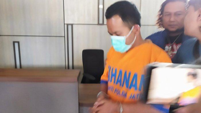 KASUS PERAMPOKAN DAN PEMBUNUHAN-Saat Anggota Tim Jatanras Polda Jatim yang dikomandoi Kasubdit III Jatanras Ditreskrimum AKBP Arbaridi Jumhur membawa M. Fawaid (27) tersangka pembunuhan lansia berinisial MH (63) di Gedung Humas Mapolda Jatim, pada Selasa (15/7/2025)