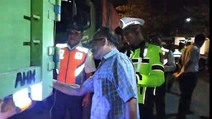 Kabid Lalin dan Angkutan Barang Dishub Bangkalan, Ari Moein merazia truk-truk pengangkut garam bersama Kanit Laka Lantas Polres Bangkalan, Iptu Wiwit Heru S di Jalan Raya Desa Paterongan, Kecamatan Galis, Sabtu (9/9/202) sekitar pukul 02.00 WIB