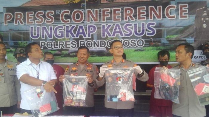 Kapolres Bondowoso, AKBP Wimboko, saat menunjukkan barang bukti hasil pengungkapan kasus penculikan anak di Polres Bondowoso