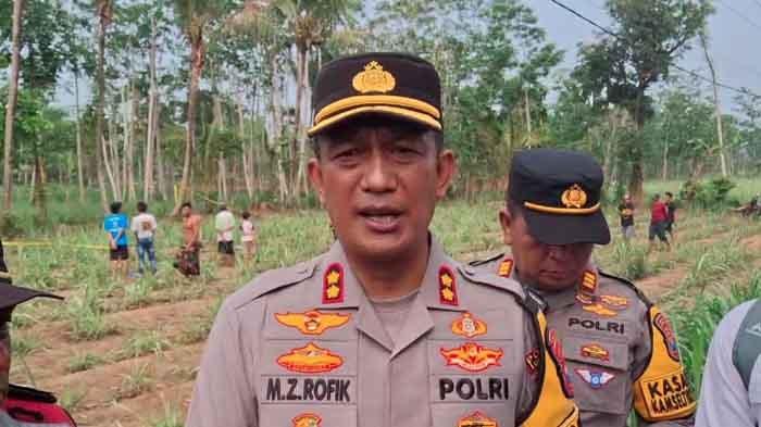 Kapolres Lumajang, AKBP M Zainur Rofik memberikan keterangan saat berada di lokasi carok
