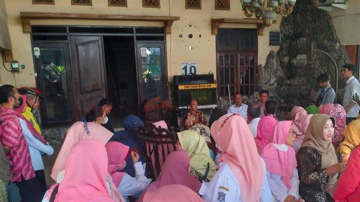 Kepala sekolah tersebut adalah H Muhammad Iskak yang saat ini Bendahara Koperasi Tegar. Selama dua puluh tahun, Iskak menjabat sebagai bendahara koperasi yang beranggotakan guru-guru PNS SD.