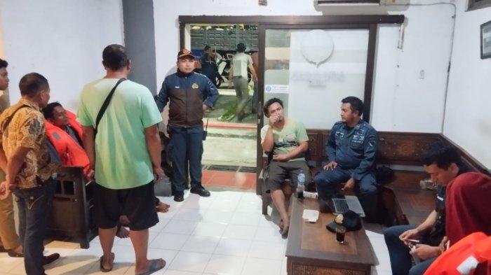 TANGIS BAHAGIA - Tangis Baihaki langsung pecah ketika mengetahui anaknya, Romi Alfa Hidayat, berhasil menyelamatkan diri dalam tragedi Tenggelamnya KMP Tunu Pratama Jaya, Rabu (2/7/2025). Baihaki mendapat kabar tentang kapal tenggelam, Kamis (3/7/2025), sekitar subuh.
