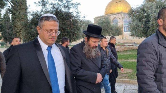 Kunjungan Menteri Keamanan Nasional Israel, Itamar Ben-Gvir (kiri) ke Masjid Al-Aqsa pada hari Selasa (3/1/2023)
