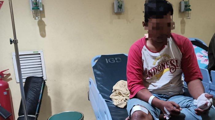 Nukman korban APK ambruk saat dirawat di RSUD Ibnu Sina Gresik, Kamis (4/1/2024) malam.