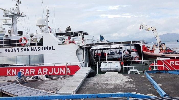 PENCARIAN KORBAN: Kapal milik Basarnas bersandar di Perairan Pelabuhan Ketapang Banyuwangi, Jawa Timur, Sabtu (5/7/2025) Mereka masih mencari keberadaan korban Tunu Pratama Jaya yang tenggelam di Selat Bali.