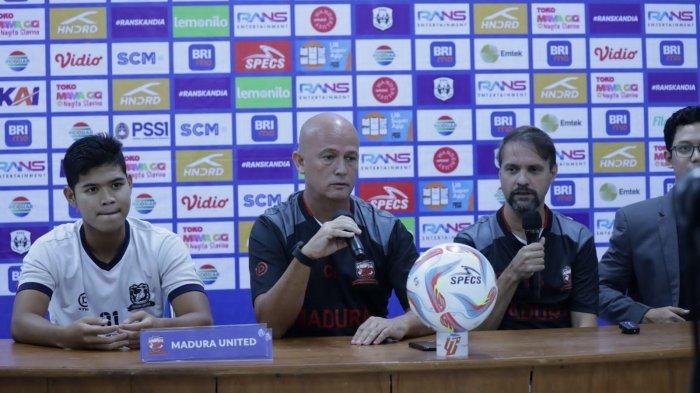Pelatih Madura United FC, Mauricio Souza saat konferensi pers jelang melawan RANS Nusantara di Stadion Maguwoharjo, Selasa (8/8/2023).