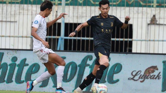 Pemain Madura United, Malik Risaldi dihadang pemain Arema FC di Stadion Gelora Bangkalan, Selasa (30/4/2024) sore. Laga berakhir imbang 0-0.