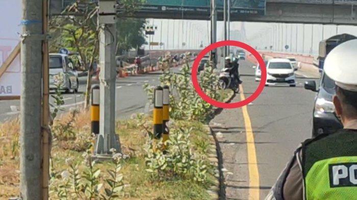 Perilaku berbahaya dari pengendara sepeda menerabas median jalan untuk menghindari razia pelanggar pemotor masuk jalur mobil yang digelar di pintu keluar Jembatan Suramadu sisi Bangkalan, Selasa (14/11/2023).