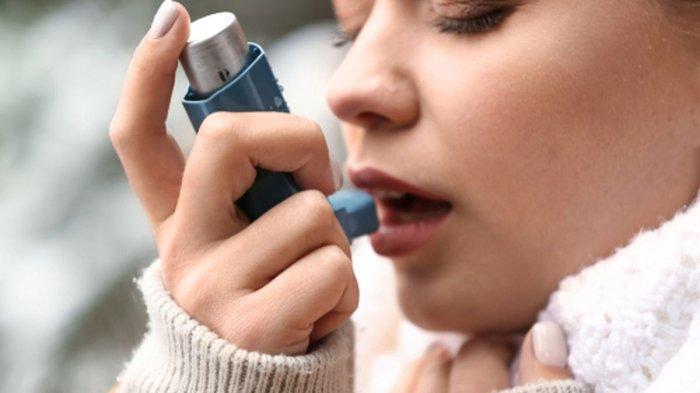 ASMA - Ilustrasi seseorang pengidap asma menggunakan inhaler. Asma