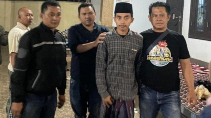 Personil gabungan Satreskrim Polres Bangkalan dan Unitreskrim Polsek Galis menangkap MMA (21), warga Desa Lantek Timur, Kecamatan Galis, mengenakan peci hitam, atas perkara pembunuhan terhadap EJ (22), warga Kelurahan Purworejo, Kecamatan Ngunut, Kabupaten Tulungagung pada Minggu (1/12/2024).