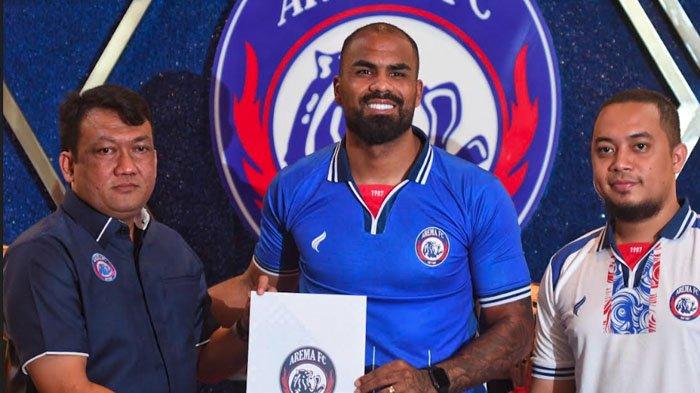 Pesepakbola, Thales Natanael Lira de Matos (tengah) didampingi Manajer Tim sepakbola Arema FC, Wiebie Dwi Andriyas (kiri), Manajer Bisnis Arema FC, Munif Bagaskara Wakid (kanan) saat diperkenalkan kepada awak media dalam rilis pemain asing baru tim sepakbola Arema FC di kantor Arema FC, Kota Malang, Jawa Timur, Senin (1/7/2024). Thales Lira pesepakbola asal Brazil menjadi bek asing baru tim sepakbola Arema FC untuk musim Liga 1 2024-2025.