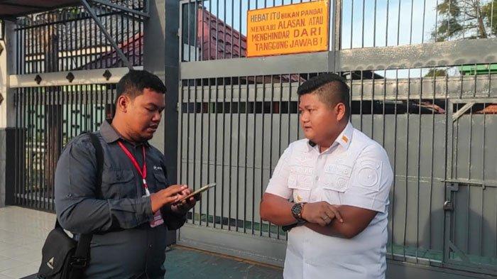 MENINGGAL - Keterangan petugas lapas saat di wawancarai terkait Warga Binaan Pemasyarakatan (WBP) Lapas Kelas IIB Tuban, yang meninggal dunia, Rabu (14/5/2025). Pihak lapas menduga meninggalnya WBP karena keracunan.