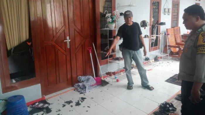 OLAH TKP - Polsek Tegalombo saat melakukan olah tkp di rumah Budi Setiono di Desa/Kecamatan Tegalombo, Kabupaten Pacitan, Jatim. Warga Desa/Kecamatan Tegalombo, Kabupaten Pacitan, Jatim geger. Bagaimana tidak, seorang pemuda mengamuk.