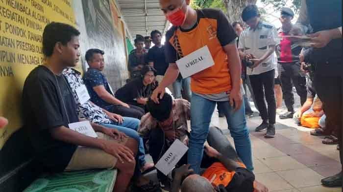 Rekonstruksi kasus penusukan yang terjadi di Jalan S Parman, Rogotrunan, Kabupaten Lumajang, Rabu (13/11/2024).