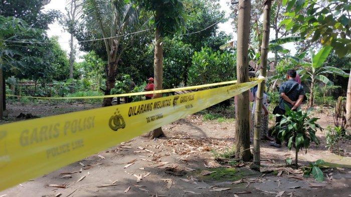 Suasana rumah korban satu keluarga ditemukan tergeletak bersimbah darah di Dusun Gondang Legi Kecamatan Ngancar Kabupaten Kediri, Kamis (5/12/2024).