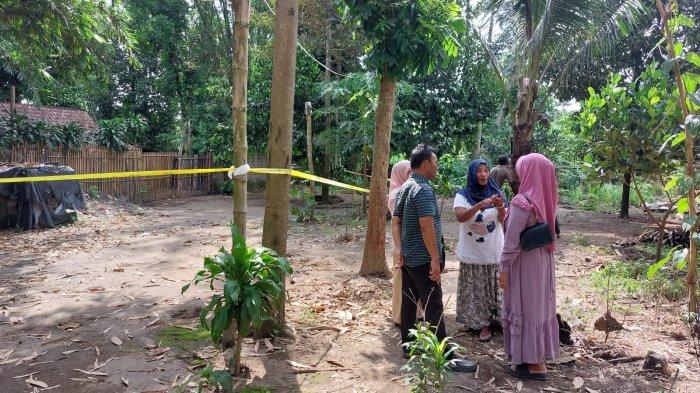 Suasana rumah korban satu keluarga ditemukan tergeletak bersimbah darah di Dusun Gondang Legi Kecamatan Ngancar Kabupaten Kediri, Kamis (5/12/2024).