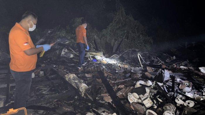 RUMAH NENEK TERBAKAR - PS Kapolsek Kamal, Iptu Pariadi bersama warga di lokasi rumah terbakar hingga menelan korban meninggal dunia, nenek Maela (75), warga Kampung Demangan, Desa/Kecamatan Kamal, Kabupaten Bangkalan, Sabtu (15/3/2025) sekitar pukul 02.00 WIB.