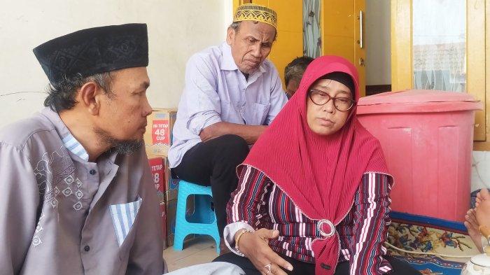 Saat orangtua korban Abdul Munir (58) dan Nurul Afini (49) saat ditemui di kediamannya, Perum Sinar Amerta Medayu Selatan, Medokan Ayu, Rungkut, Surabaya, pada Rabu (1/11/2023) siang