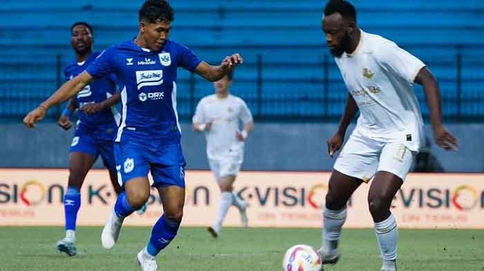 Striker Arema FC, Charles Lokolingoy berduel dengan pemain PSIS Semarang, Kamis (29/9/2024).