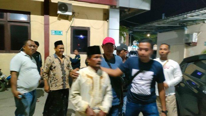 Suasana saat tersangka Bukiman (40), warga Dusun Jalinan Tengah, Desa Bangkes, Kecamatan Kadur, Kabupaten Pamekasan, diamankan anggota Satreskrim Polres Pamekasan, Selasa (15/11/2023) malam.