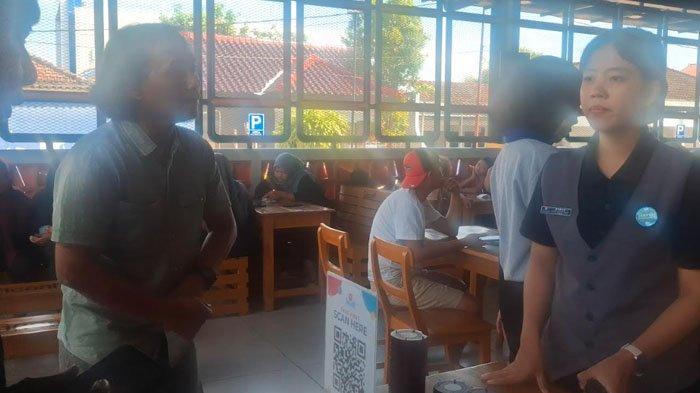 KONFIRMASI - TribunMadura.com saat melakukan upaya konfirmasi ke pihak Mie Gacoan Sumenep terkait viralnya di akun TikTok mobil pelanggannya diduga hilang saat parkiri di depan Mie Gacoan Sumenep, Selasa (8/7/2025).