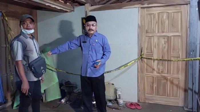 Warga saat menunjukkan Tempat Meninggalnya Ahmad Romdon (47). Jenazah warga Desa Sirigan, Kecamatan Paron, Kabupaten Ngawi tersebut dibongkar karena ada dugaan meninggal akibat dibunuh