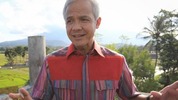 Gubernur Jawa Tengah Ganjar Pranowo menegaskan Kepala Sekolah SMKN 1 Sale sudah dibebastugaskan dari jabatannya setelah terbukti menarik pungli dari siswa.