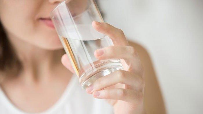 MINUM AIR PUTIH - Foto arsip untuk ilustrasi berita tiga tanda penderita diabetes harus batalkan puasa. Salah satunya dehidrasi.