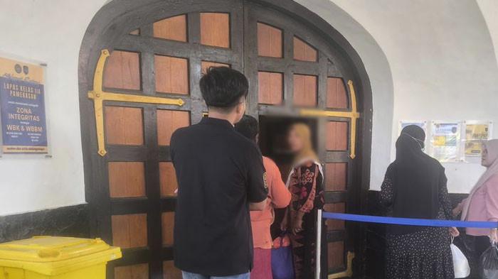 LAPAS PAMEKASAN - Sejumlah keluarga napi sedang antri di halaman Kantor Lapas Kelas II A Pamekasan, Kamis (17/7/2025).