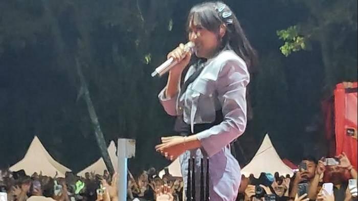 Konser musik Happy Asmara di Alun-alun Kabupaten Trenggalek harus dihentikan lebih awal setelah terjadi kericuhan penonton, Selasa (29/8/2023).