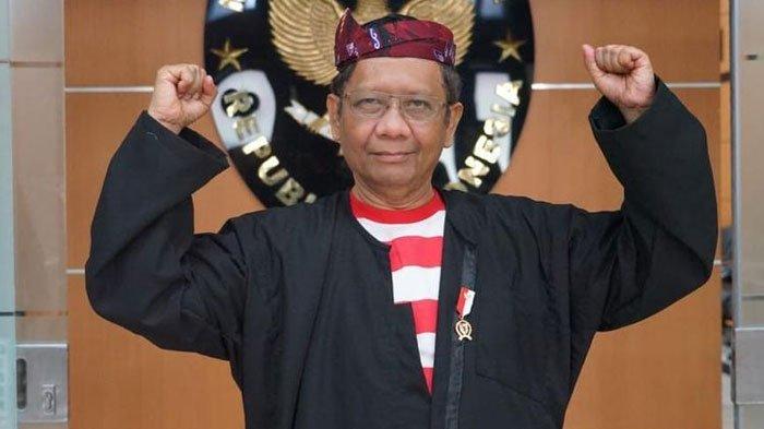 Menteri Koordinator Bidang Politik, Hukum, dan Keamanan (Menko Polhukam) Mahfud MD mengikuti upacara perayaan kemerdekaan ke-75 Republik Indonesia di Istana mengenakan baju Sakera.