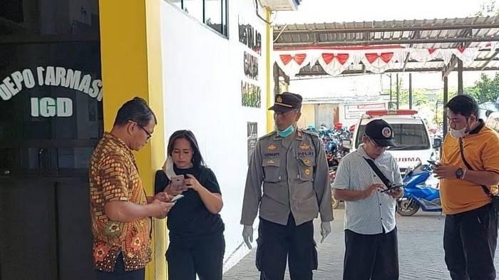 Pihak kepolisian saat berada di Instalasi Gawat Darurat (IGD) RSUD dr. MohammadZyn, Kabupaten Sampang, Madura, Selasa (29/8/2023) siang.