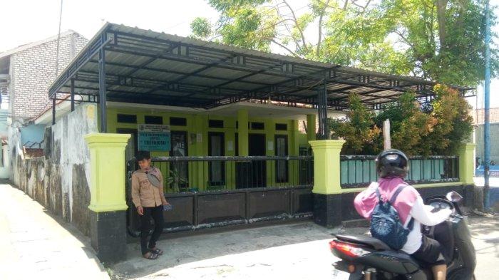 Warga saat melintas di depan Rumah Perlindungan Sosial (RPS) Jalan Mutiara, Kecamatan/Kabupaten Sampang, Madura, Rabu (12/10/2022).