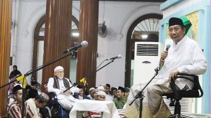 Suasana doa di Masjid Agung Sunan Ampel surabaya saat peringatan Nuzulul Quran