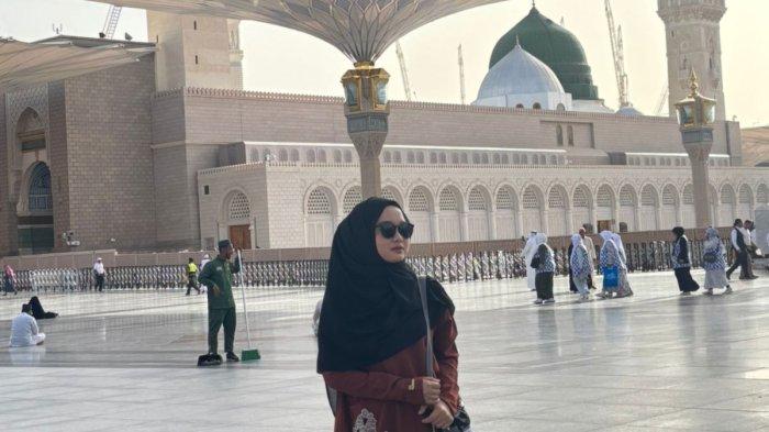 HAJI MUDA -Momen Irma (28) di tanah suci saat naik haji Mei 2025 lalu. Irma dari Galesong buktikan, berhaji tak harus tunggu pensiun. Perjalanannya ke Makkah jadi pelajaran hidup dan bekal perubahan.
