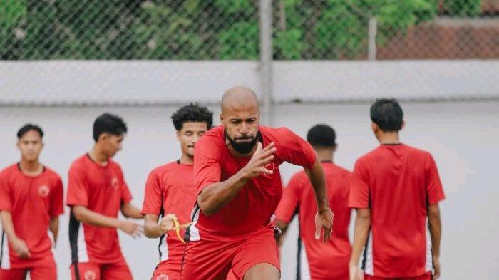 PEMAIN ASING – Penyerang baru PSM Makassar, Alex Tanque, saat mengikuti latihan di Stadion Kalegowa, Kabupaten Gowa, Sabtu (5/7/2025). PSM masih menyisakan dua slot pemain asing.