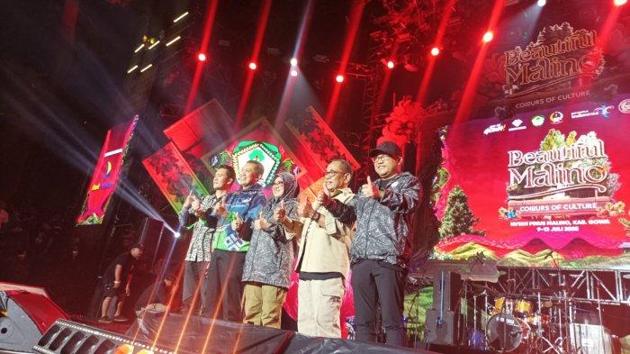 BEAUTIFUL MALINO 2025 - Bupati dan Wakil Bupati Gowa, Husniah Talenrang - Darmawangsyah Muin, bersama Direktur Politeknik Pariwisata Hariwijaya dan Asisten II Pemprov Sulsel Dr Ichsan Mustari membuka resmi Beautiful Malino di kawasan Hutan Pinus, Kecamatan Tinggimoncong, Kabupaten Gowa, Sulawesi Selatan, Rabu (9/7/2025) malam.