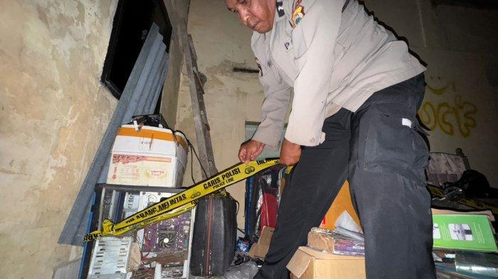 GRANAT AKTIF - Seorang warga Kabupaten Maros dihebohkan dengan penemuan granat tangan aktif jenis nanas di dalam rumahnya, Minggu malam (13/7/2025). Granat tersebut ditemukan oleh Fajar Alfian saat membersihkan lantai dua rumah milik keluarganya di Jalan Nangka, Kecamatan Turikale, Kabupaten Maros.