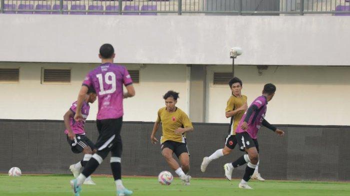 UJI COBA – Penyerang sayap PSM Makassar, Tedja Kusuma, dikawal tiga pemain Persita Tangerang saat uji coba di Stadion Indomilk Arena, Tangerang, Banten, Selasa (15/7/2025). Pertandingan berakhir imbang.