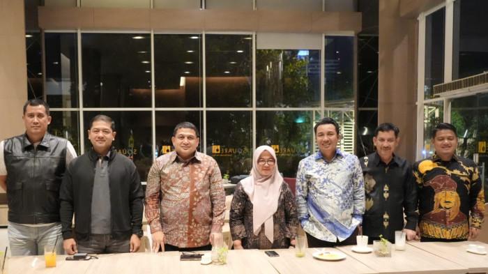 PEMKOT MAKASSAR - Wali Kota Makassar Munafri Arifuddin mengajak pemerintah daerah Luwu Raya menyelesaikan konflik sosial antarwilayah. Pertemuan berlangsung di Hotel Novotel Makassar, Jl Jenderal Sudirman, Minggu (27/7/2025) malam.