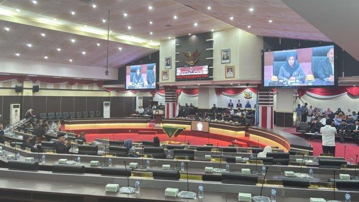 RAPAT PARIPURNA - Suasana sidang paripurna di Gedung DPRD Sulsel, Jl Urip Sumoharjo, Kota Makassar, Jumat (11/6/2025). Rapat paripurna dengan dengan agenda Persetujuan Bersama atas Rancangan Peraturan Daerah (Ranperda) tentang Pertanggungjawaban Pelaksanaan APBD Tahun Anggaran 2024 hanya di hadiri 24 dewan.