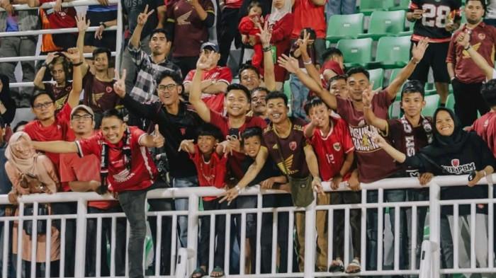 LARANGAN AWAY - Suporter PSM Makassar saat memberikan dukungan di Stadion BJ Habibie, Parepare, Sabtu (25/4/2025). Pengurus PN-SSI, Sadakati Sukma meminta larangan suporter away dicabut.