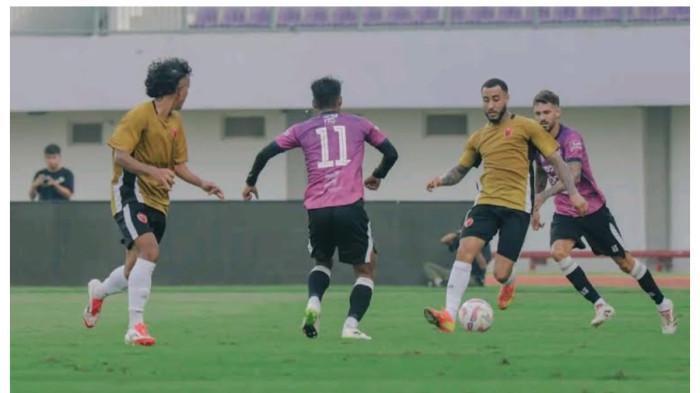 PSM MAKASSAR - Bek sayap kiri PSM Makassar, Victor Luiz dikawal dua pemain Persita Tangerang saat uji coba di Stadion Indomilk Arena, Tangerang, Banten, Selasa (15/7/2025). PSM Makassar layak diperhitungkan jadi kandidat juara Super League 2025/2026.