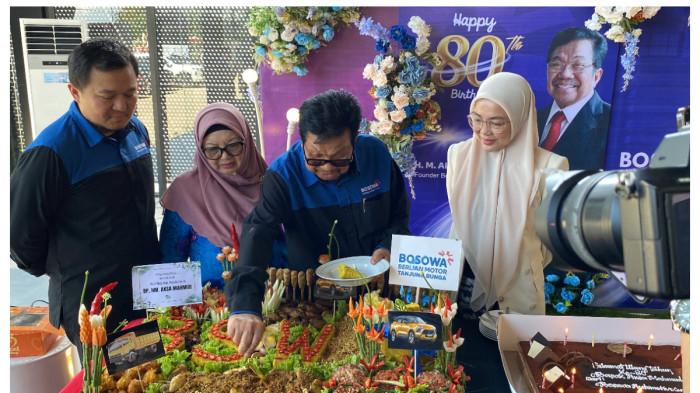 POTONG TUMPENG - Founder Bosowa Corporindo Aksa Mahmud, memotong tumpeng dalam syukuran ulang tahun ke-80 di Dealer Bosowa Berlian Motor (BBM) Jalan Metro Tanjung Bunga, Kota Makassar, Rabu (16/7/2025). Dalam kesempatan tersebut, Aksa Mahmud juga membagikan tips mencapai umur 80 tahun.