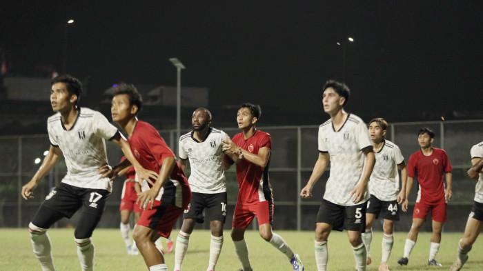 UJI COBA – Pertandingan uji coba PSM Makassar vs Kuching City FC di Lapangan Latih Jakarta International Stadium (JIS), Jumat (18/7/2025) sore. PSM Makassar takluk dengan skor tipis 0-1 dari Kuching City FC.