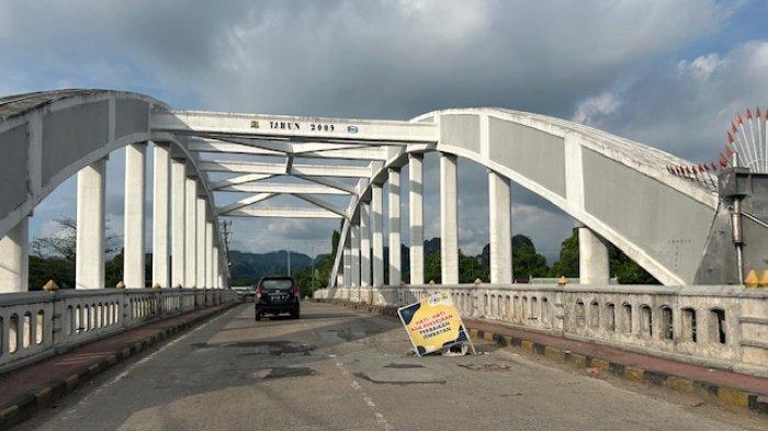 JEMBATAN PUTE DITUTUP - Jembatan Pute yang menghubungkan Kabupaten Maros dan Kabupaten Pangkep kembali diperbaiki. Untuk memudahkan pengerjaan, jembatan ditutup mulai 2 Juli hingga 8 Agustus 2025.