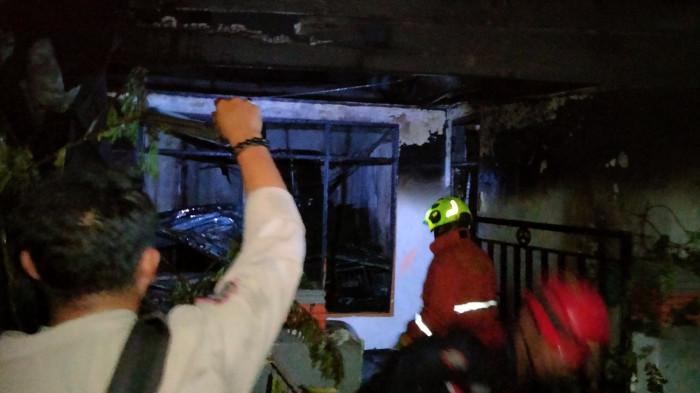 KEBAKARAN JL TIDUNG - Kebakaran melanda tiga rumah di Jl Tidung 6, Setapak 7, Kelurahan Mappala, Kecamatan Rappocini, Kota Makassar, Selasa (22/7/2025) malam.